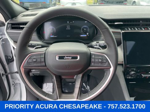 Used 2025 Jeep Grand Cherokee L Limited w/ Black Appearance Package AWD/4WD image 12
