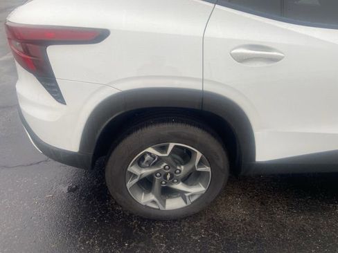 Used 2024 Chevrolet Trax LT w/ LT Convenience Package image 11