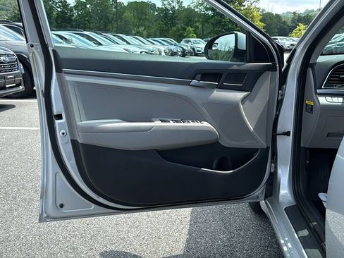Used 2018 Hyundai Elantra SE FWD image 11