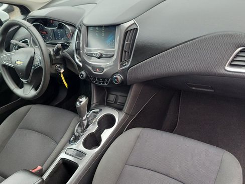 Used 2017 Chevrolet Cruze LT FWD image 18