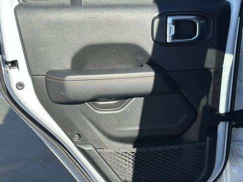 Used 2021 Jeep Gladiator Overland image 16