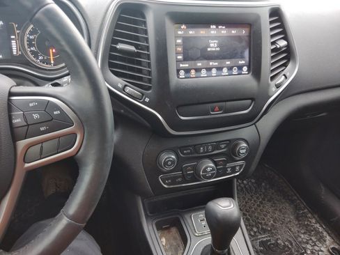 Certified 2019 Jeep Cherokee Latitude Plus w/ Comfort/Convenience Group image 13