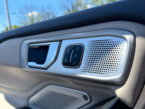 Used 2020 Ford Explorer Platinum w/ Premium Technology Package AWD/4WD image 18