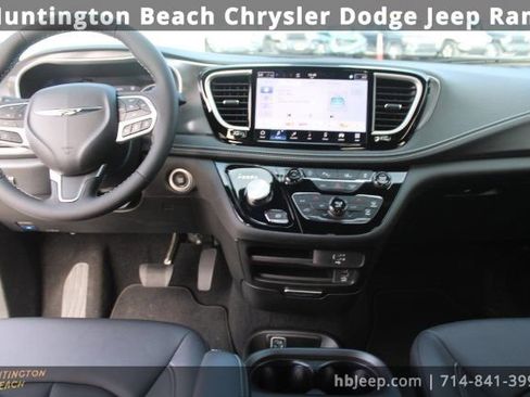 Used 2026 Chrysler Pacifica Select image 15