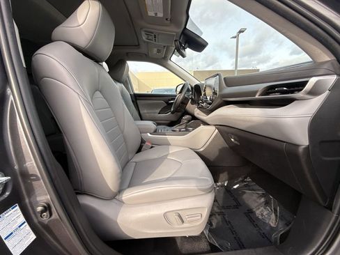 Used 2022 Toyota Highlander XLE image 26