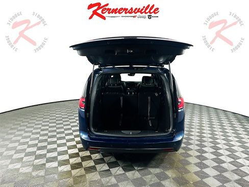 Used 2025 Chrysler Pacifica Limited image 28