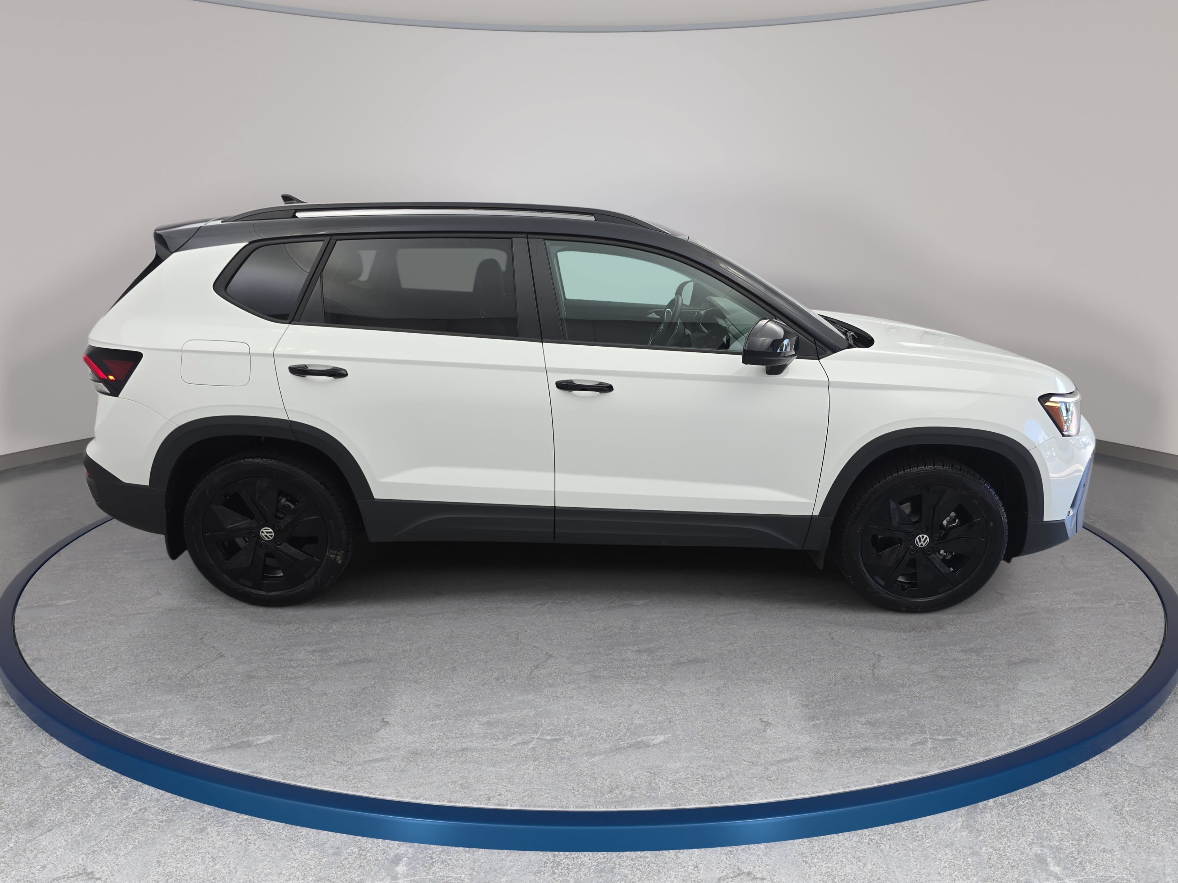 Certified 2025 Volkswagen Taos SE FWD image 4