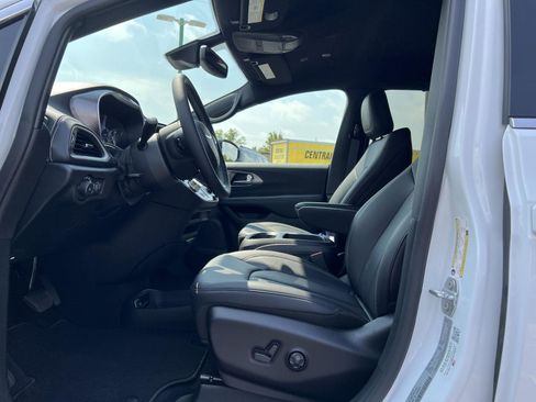 New 2026 Chrysler Pacifica Select image 16