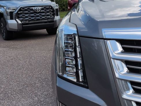 Used 2018 Cadillac Escalade Platinum RWD image 10