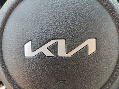 Used 2025 Kia Soul LX w/ LX Technology Package FWD image 30
