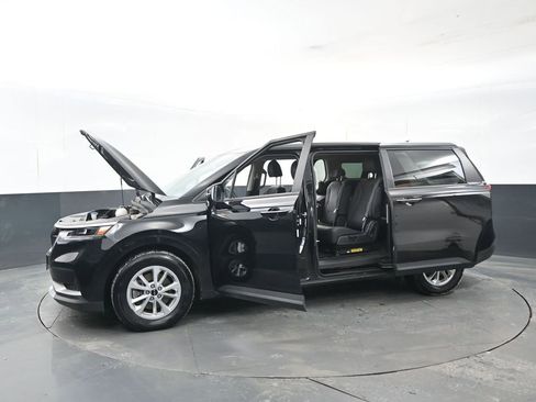 Used 2024 Kia Carnival LX image 31