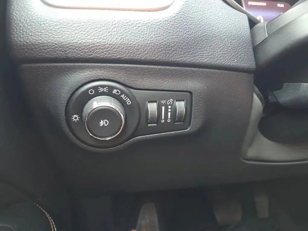 Used 2018 Jeep Compass Latitude w/ Popular Equipment Group AWD/4WD image 23