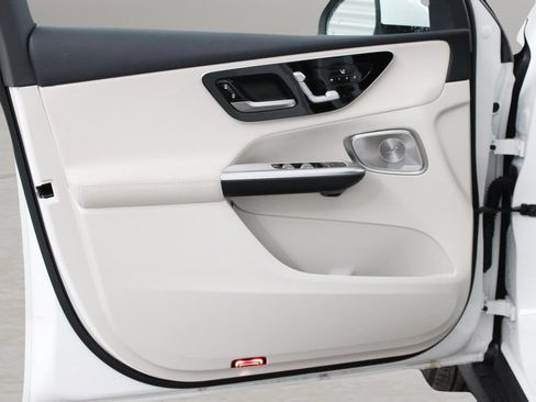 Used 2025 Mercedes-Benz GLC 300 image 16