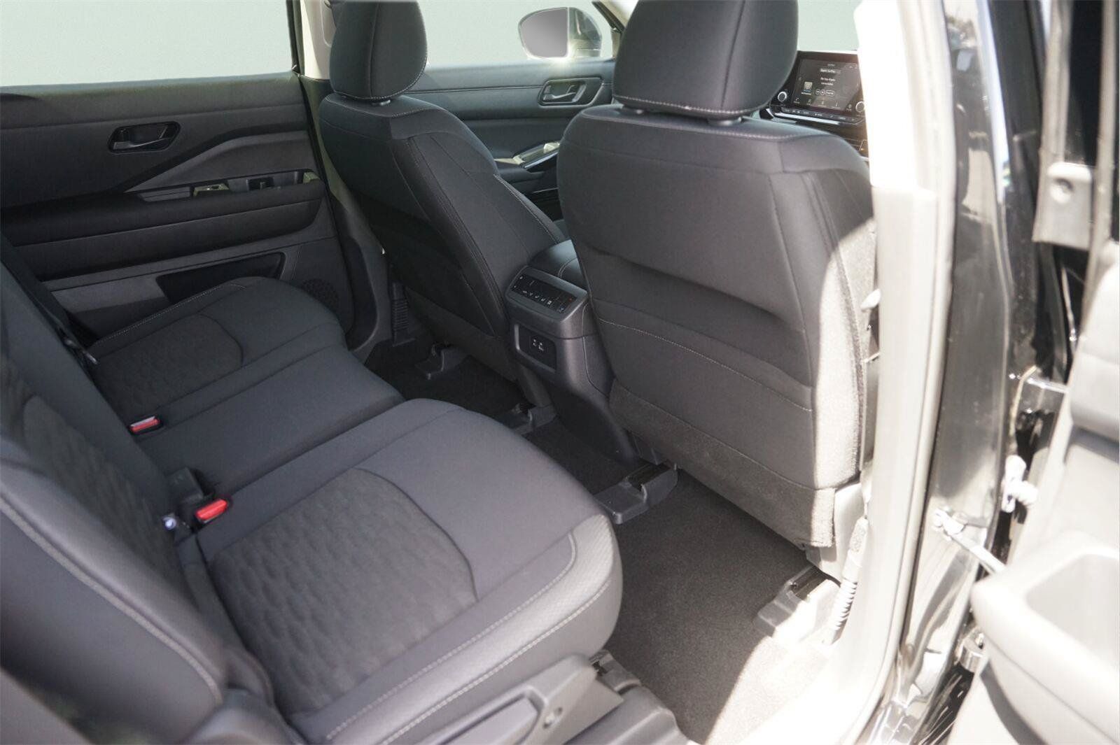 Used 2025 Nissan Pathfinder SV FWD image 16