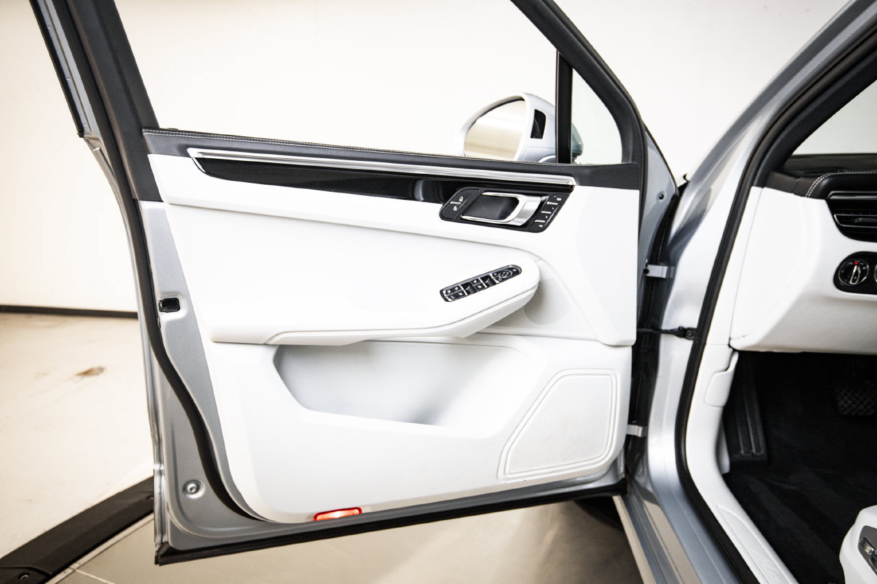 Certified 2023 Porsche Macan AWD/4WD image 23