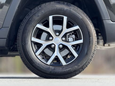 Used 2023 Jeep Grand Cherokee Limited image 18