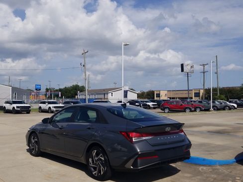 Used 2025 Hyundai Elantra Sport FWD image 5