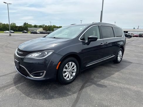 Used 2020 Chrysler Pacifica Touring-L FWD image 4