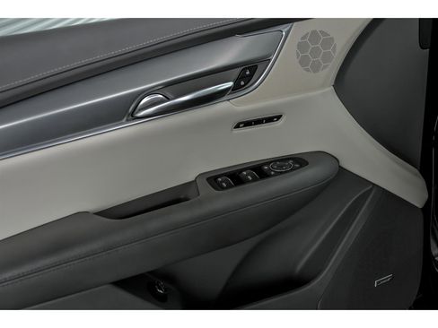 Used 2018 Cadillac XT5 Luxury w/ Driver Awareness Package image 9