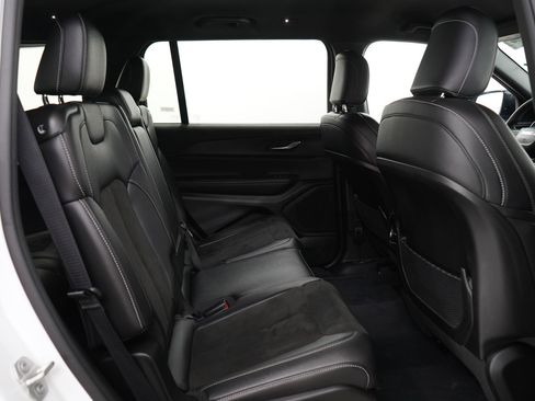 Used 2023 Jeep Grand Cherokee L Laredo image 13