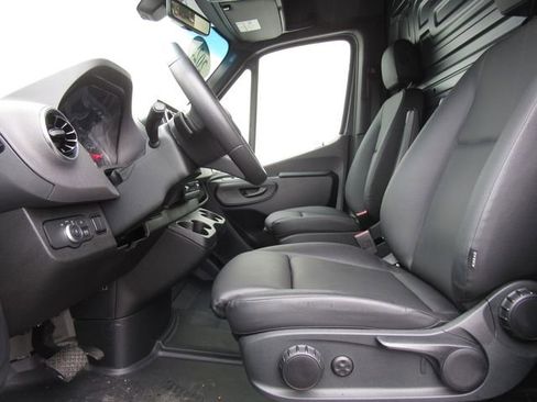 Used 2025 Mercedes-Benz Sprinter 2500 image 10
