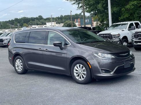 Certified 2018 Chrysler Pacifica Touring Plus FWD image 2