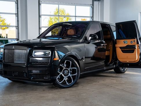 Used 2022 Rolls-Royce Cullinan Black Badge image 2