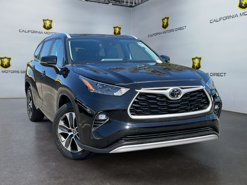 Used 2023 Toyota Highlander XLE FWD image 3