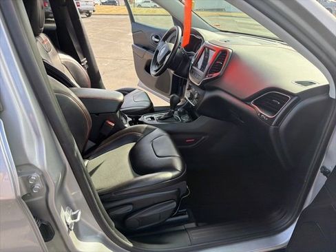 Used 2021 Jeep Cherokee Trailhawk image 37