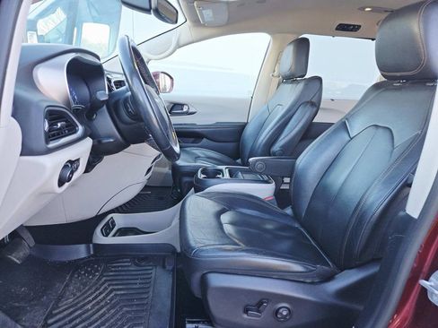 Used 2020 Chrysler Pacifica Touring-L image 11