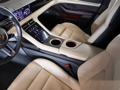 Used 2022 Porsche Taycan image 17