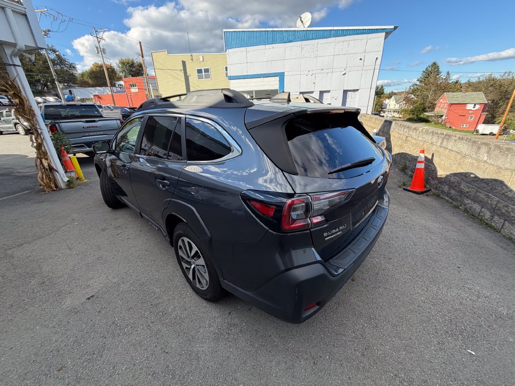 Used 2023 Subaru Outback Premium AWD/4WD image 3