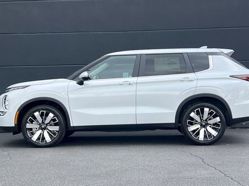 New 2026 Mitsubishi Outlander SE image 8