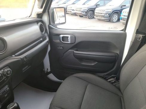 Used 2021 Jeep Gladiator Willys image 15