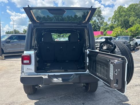 Used 2025 Jeep Wrangler Unlimited Sport AWD/4WD image 18