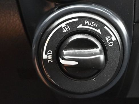 Used 2022 Nissan Titan SV AWD/4WD image 21