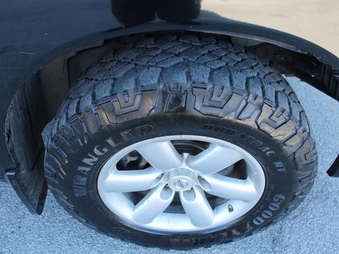 Used 2010 Nissan Titan SE RWD image 11
