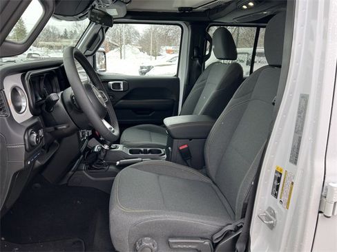 Used 2025 Jeep Wrangler Unlimited Sahara image 4