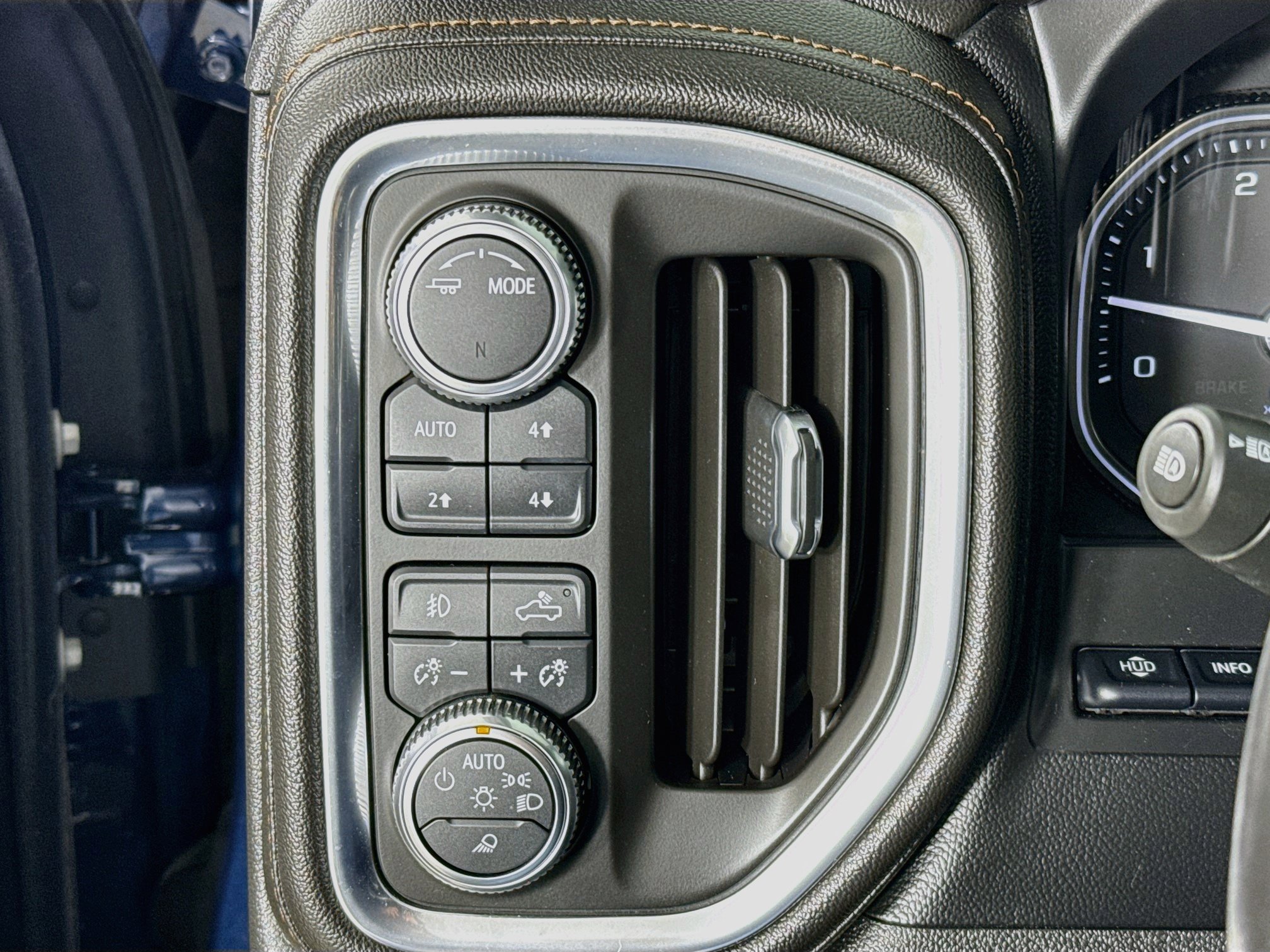 Used 2021 GMC Sierra 2500 AT4 w/ AT4 Premium Plus Package AWD/4WD image 12