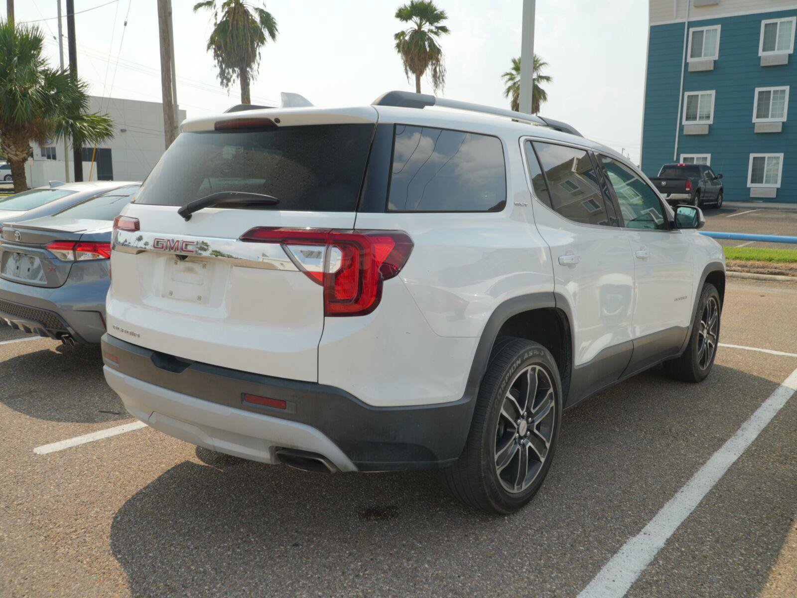 Used 2023 GMC Acadia SLT w/ Technology Package FWD image 3