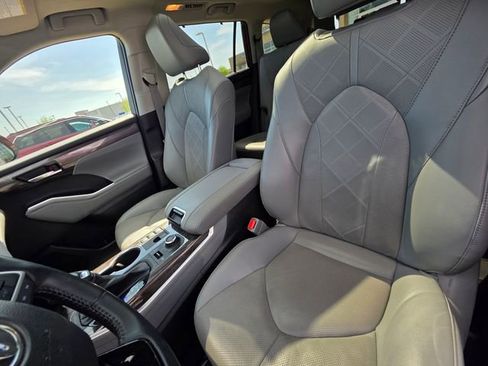 Used 2023 Toyota Highlander Platinum AWD/4WD image 25