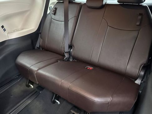 Used 2023 Toyota Sienna Platinum image 18