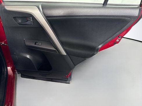 Used 2018 Toyota RAV4 LE image 27