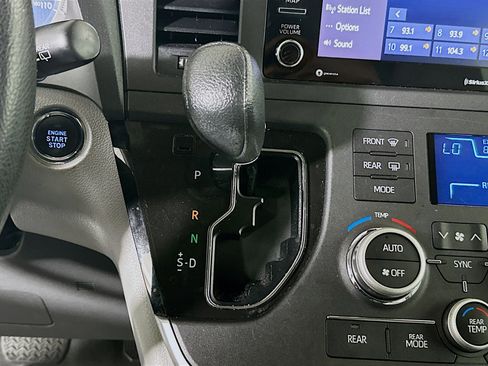 Used 2020 Toyota Sienna LE w/ LE Preferred Package FWD image 21