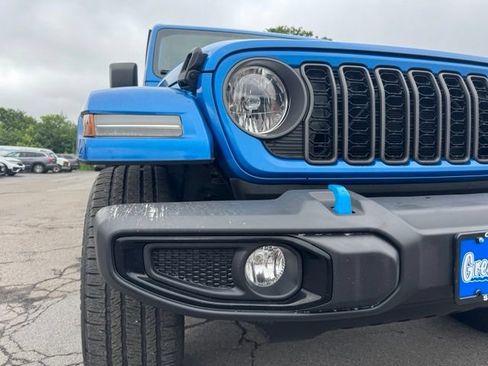 Used 2024 Jeep Wrangler Unlimited w/ Convenience Group AWD/4WD image 10