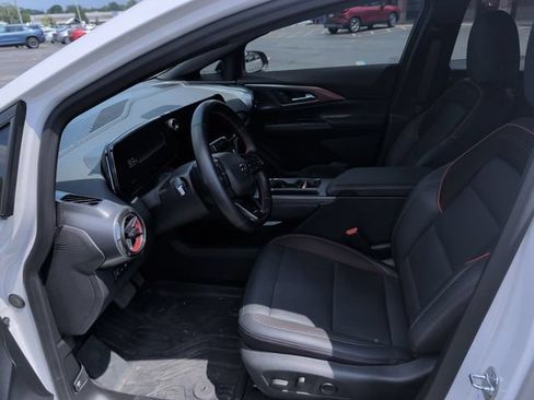 Used 2024 Chevrolet Equinox EV RS FWD image 11