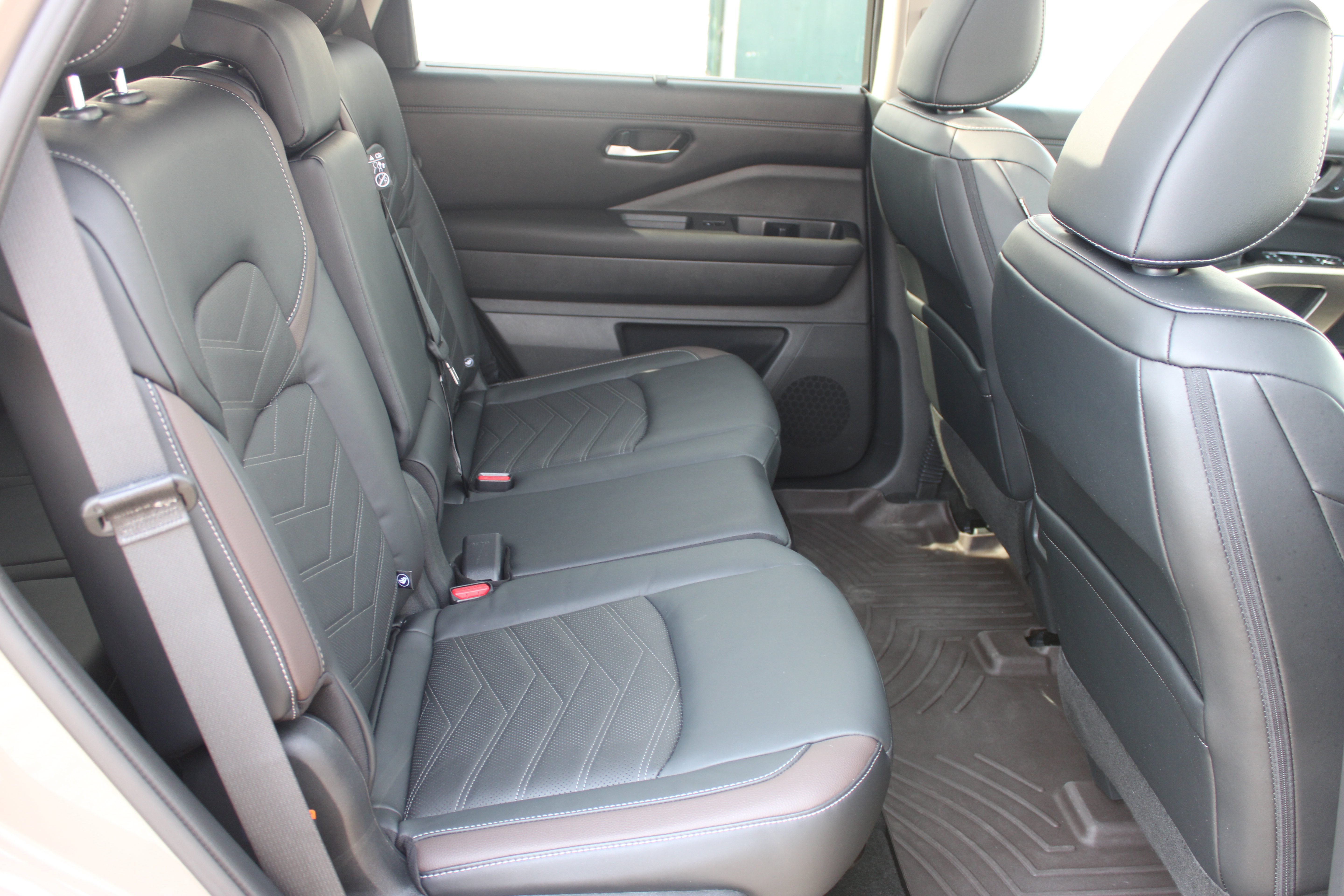 Certified 2024 Nissan Pathfinder Platinum w/ Cargo Package AWD/4WD image 14