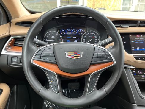 Used 2017 Cadillac XT5 Platinum w/ Driver Assist Package AWD/4WD image 9