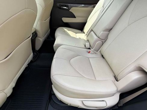 Used 2021 Toyota Highlander Limited image 16