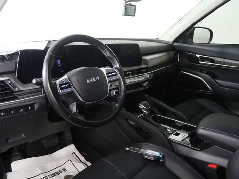 Used 2023 Kia Telluride EX w/ EX Captain's Chair Package image 12